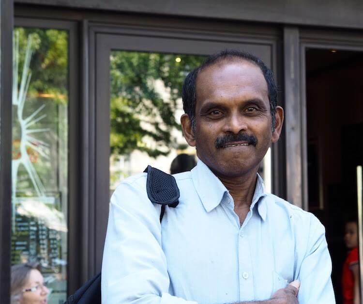 Ousmane vient tous les jours à la débauche au « Madrilène ».