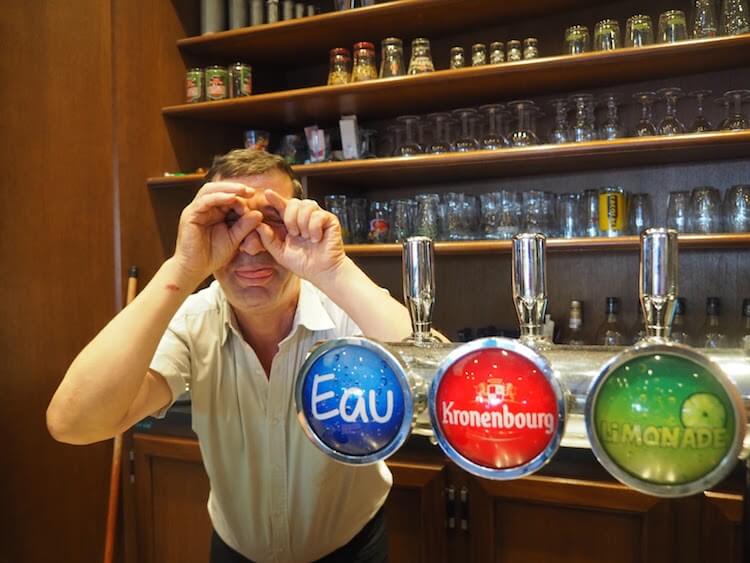 Bob ne reste jamais longtemps sérieux derrière son bar