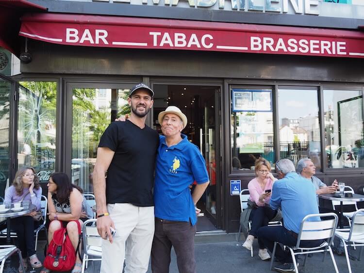Salim (à gauche) et Momo posent devant le bar.