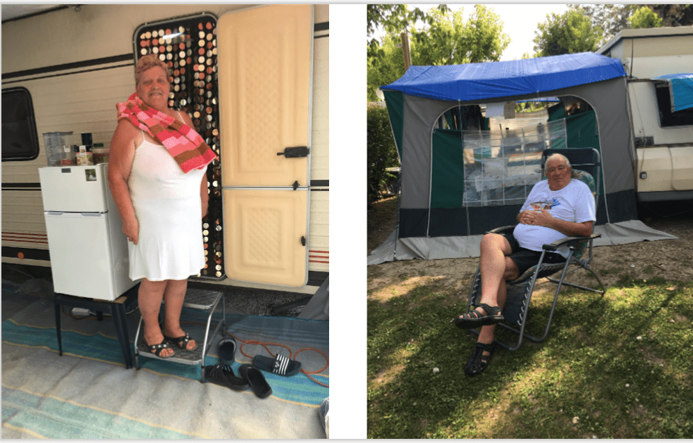 Sergine pose fièrement à l’entrée de sa caravane. Quant à Jean-Louis, il est devant « Fleurette », avec son toit dépliable