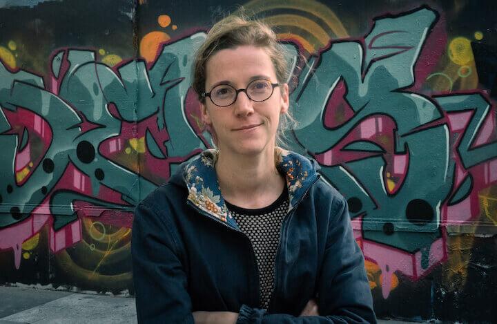 Justine Brabant est journaliste indépendante au sein du collectif Les Journalopes. Elle a écrit Qu'on nous laisse combattre et la guerre finira, sur les combattants du Kivu au Congo.