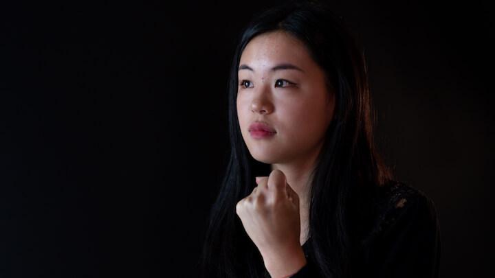 Depuis la mort de son père, Isabelle Liu, 23 ans, porte maintenant la parole de sa famille dans les manifestations pour la mémoire de ce dernier.