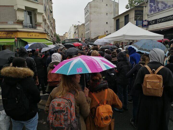 Plusieurs dizaines de personnes étaient rassemblées le 8 octobre pour protester contre l'expulsion.