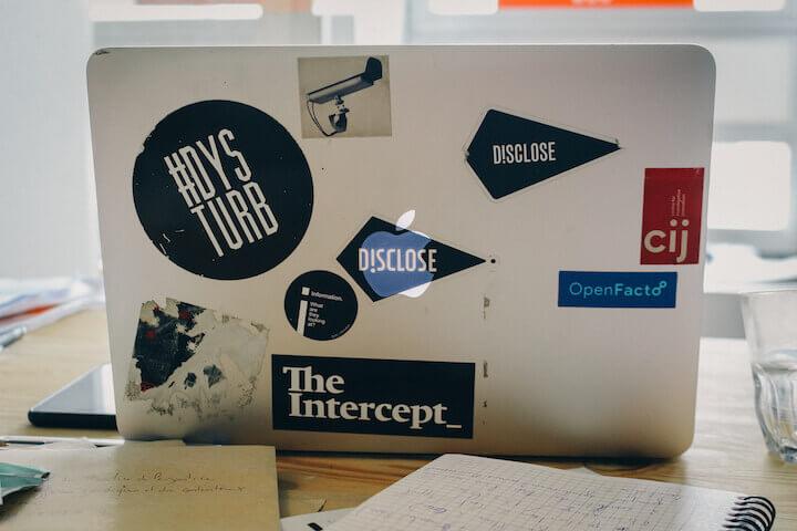 « Les gens pensent que Disclose, ça roule et qu’on est 15 dans une War Room de fou, où tout le monde bosse comme des acharnés. Bah non. On est deux à temps plein, c’est fragile encore. 