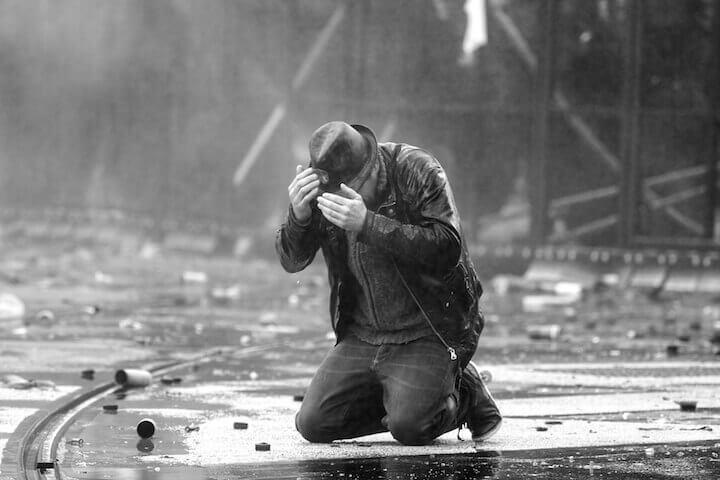 Manifestant se protégeant d'un lanceur d'eau et des gaz lacrymogènes, lors du plus grand rassemblement anti-aéroport. 22 février 2014.
