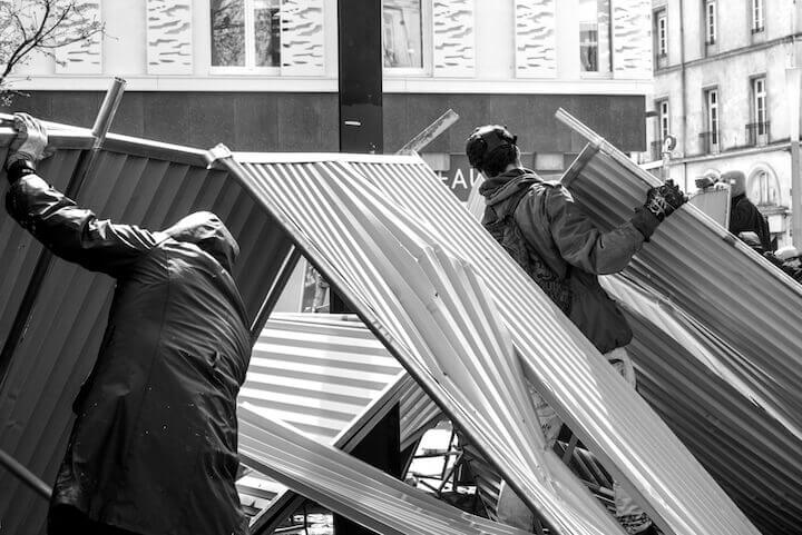Des manifestants cherchent à retarder l'avancée des forces de l'ordre lors d'une manifestation contre la loi Travail. 31 mars 2016.