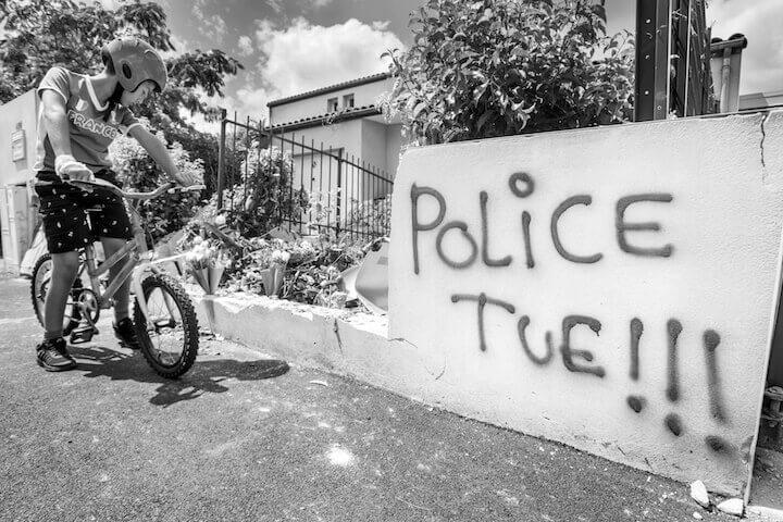 Mur dans lequel est venu s'encastrer la voiture d'Aboubacar Fofana, mort après avoir été touché à la carotide par le tir d'un CRS lors d'un contrôle routier. Le brigadier prétendra avoir tiré en état de légitime défense avant de se rétracter affirmant avoir menti et tiré par erreur. 4 juillet 201