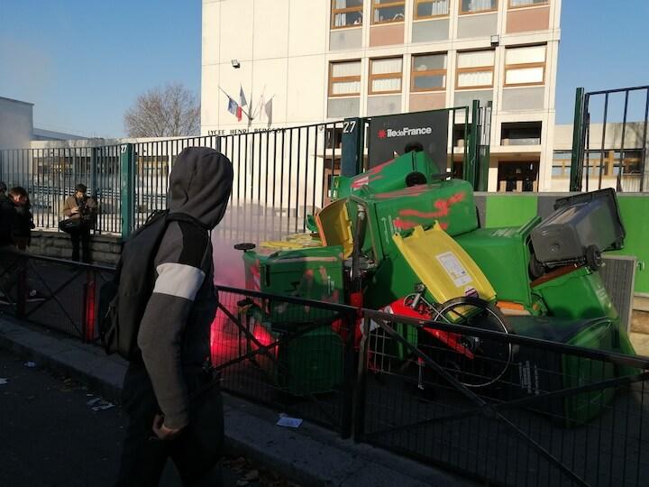 Après avoir bloqué le lycée Colbert, les lycéens sont partis bloquer le lycée Bergson.