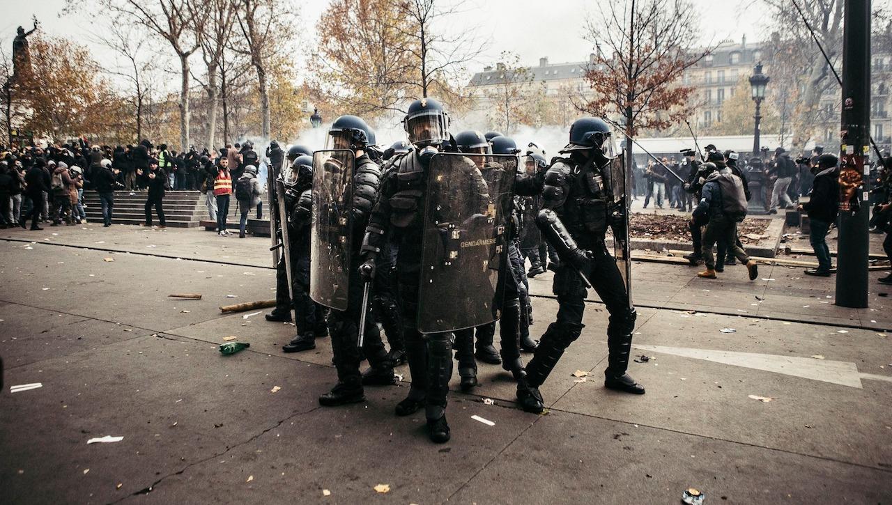 Pourquoi les policiers ne portent pas leur matricule RIO obligatoire ?
