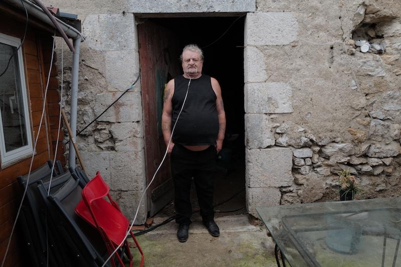 Le père devant la grange