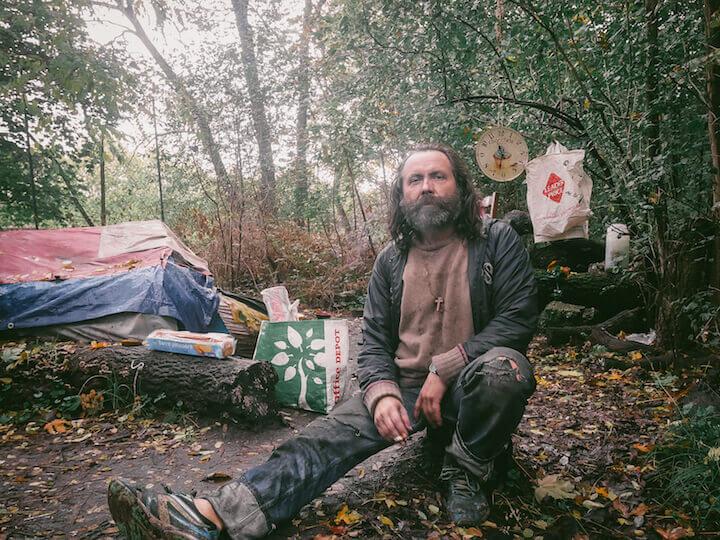 Viktor vient de Russie. Il dort en forêt depuis 15 ans. Dans son bric-à-brac, il garde précieusement une batterie de secours pour son téléphone portable, nécessaire pour survivre ici