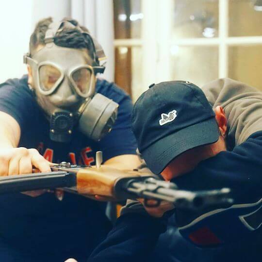 À gauche, un homme surnommé « Kalache », membre commun de la Milice et des Zouaves, tout en étant un ancien Infâme. Il est également présent à de nombreuses actions de Génération identitaire