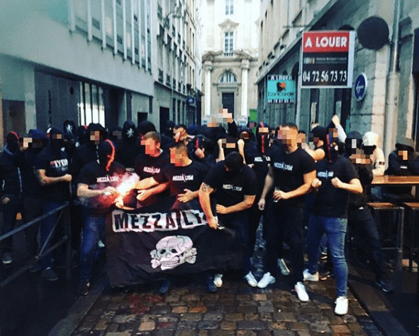 La Mezza Lyon pour leur 13 ans, en octobre 2019. Au fond, le floutage cache des « saluts de Kühnen »