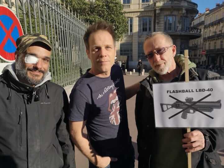 Yann (à gauche) et Alain (à droite) sont avec quelqu'un qui fait n'importe quoi.