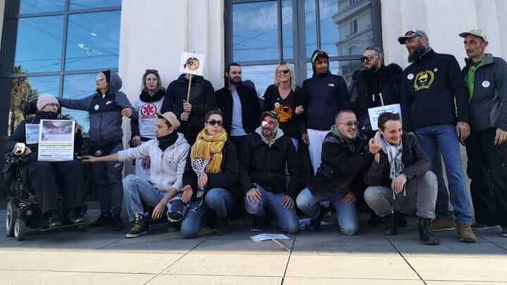 Le groupe pose devant la gare