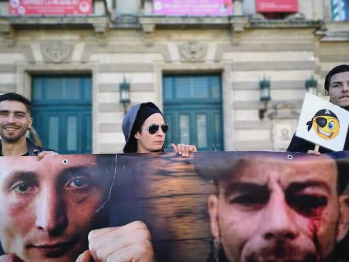 Kaïna était responsable en boulangerie. Depuis sa mutilation, elle a perdu son appartement et son travail.