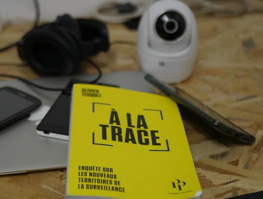 À la trace : Enquête sur les nouveaux territoires de la surveillance montre comment nous sommes les agents consentants de notre propre contrôle technologique.