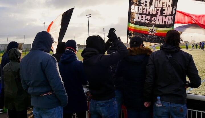 Sans se revendiquer comme du mouvement ultra – les supporters les plus actifs dans le football – les fans du Ménil' en reprennent les codes.