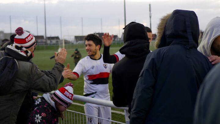 Malgré la défaite 3-2, les chants continuent pour les joueurs.