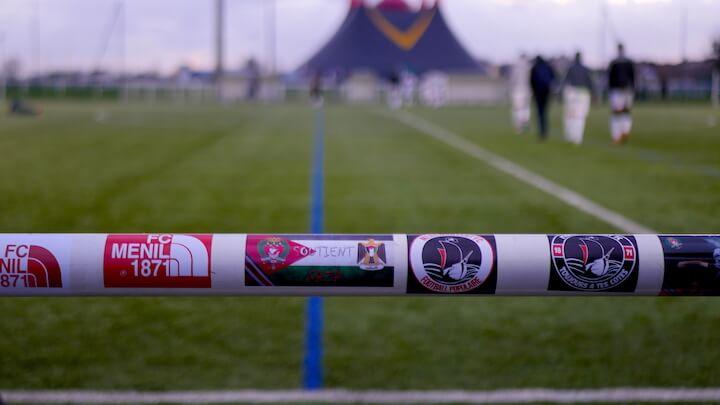 Le « 1871 » qui colle le nom du MFC est une référence à la Commune de Paris. Les couleurs rouge et noir, elles, représentent celles des antifascistes.