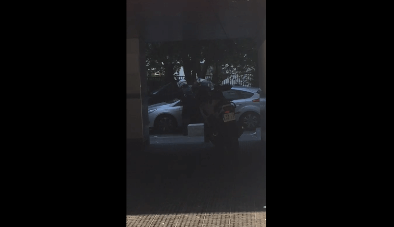 Une vidéo montre un policier mettre un coup de casque de moto lors d’une interpellation