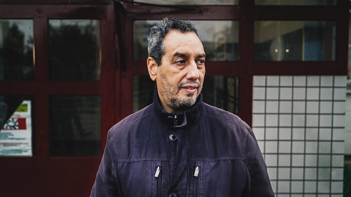 En plus de payer les boxs inondés, les habitants comme Mohammed paient 5 à 6€ de caméras, que Logirep a ajouté dans les parking : « Je vous mets au défi d’en trouver une qui marche ! »