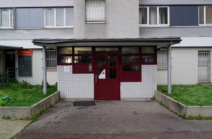 Au n°45, les habitants se sont rassemblés pour protester contre les manquements de leur bailleur, Logirep.