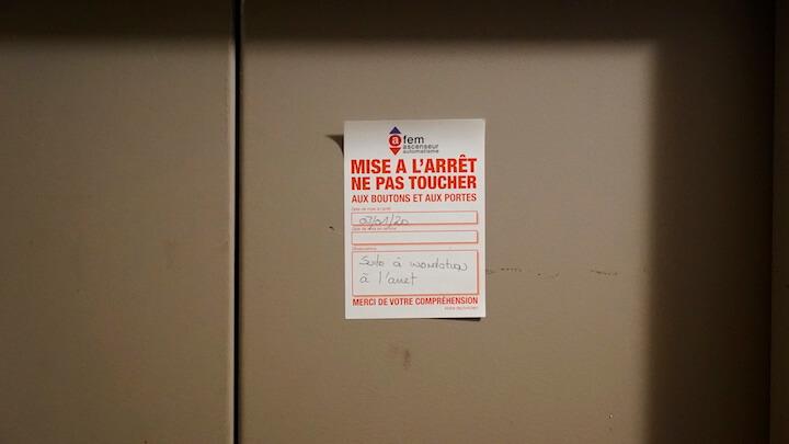 Au n°25, il n’y a pas d’ascenseur depuis plus d'un mois et demi. Logirep invoque un « acte de vandalisme ». « C'est assez pénible, c'est vrai », concède Eddy Bordereau, directeur du patrimoine, et promet qu'il fonctionnera bientôt.