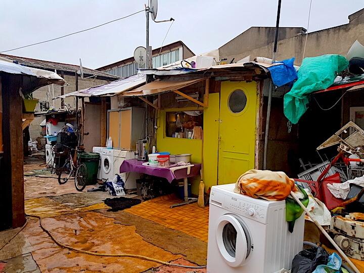 La Villa des Sorbiers, un petit village à Ivry, accueille une cinquantaine de personnes qui vivent dans des conditions déplorables.
