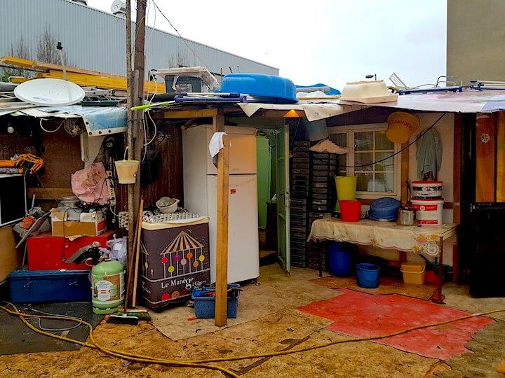 Quand la pluie s'invite dans la Villa des Sorbiers, les pieds se retrouvent dans l'eau, à l'extérieur de chez Larissa comme à l'intérieur.