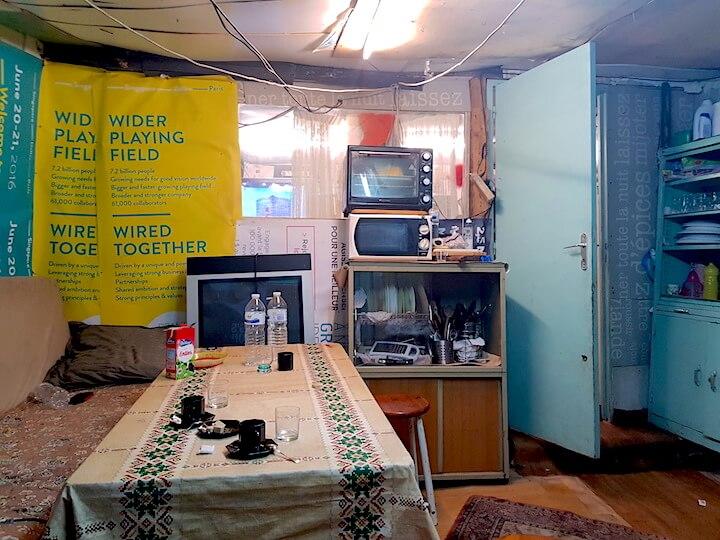 L'intérieur de chez Larissa, où les fils apparents et les publicités tapissent les murs.