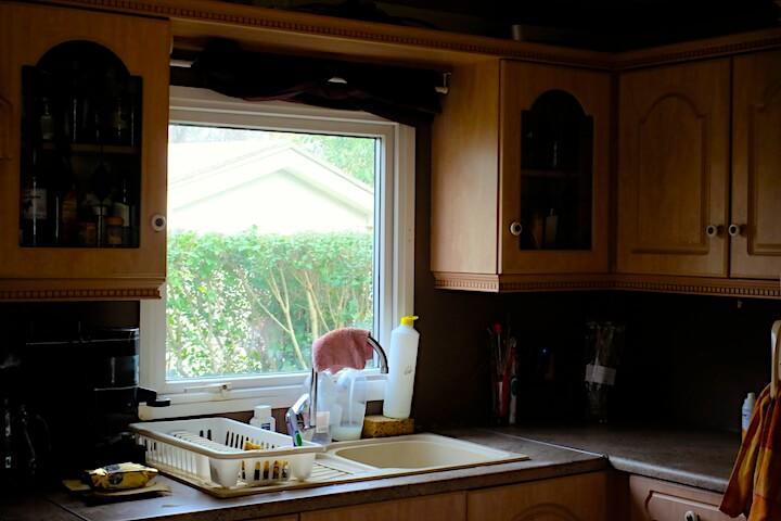 La cuisine de Vincent. Dans son mobil-home délabré, ce dernier grelotte.