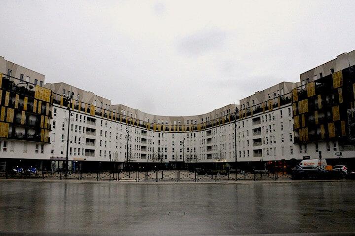 L'esplanade central du Fort d'Issy. « J’ai l’impression que c’est une cité dortoir de jeunes cadres dynamiques. 