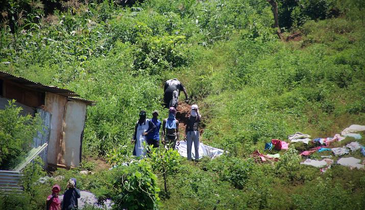 Les jeunes s'échappent en filant à toute vitesse au sommet de leur colline parsemée de cases en tôle. Sur leur territoire.