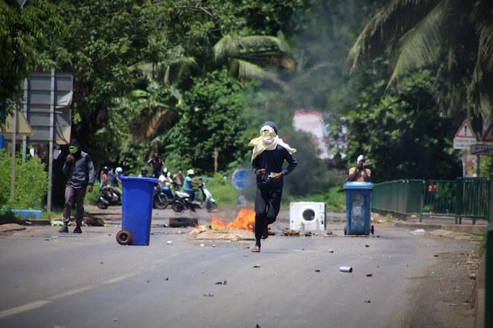 Ce lundi 9 mars au matin, une vingtaine de jeunes affrontent les forces de l’ordre à Doujani, un village du chef-lieu Mamoudzou.