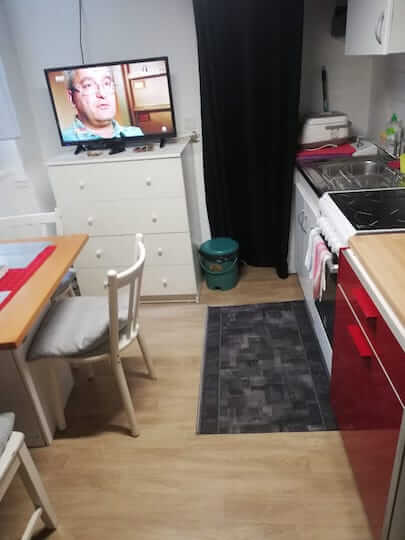 Brigitte loge avec son frère dans la loge de leur mère gardienne d’immeuble, qui fait 11m2. Un manque d'espace que le coronavirus a amplifié.