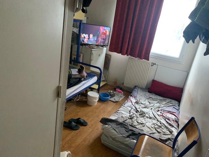 Le foyer de migrants de Moussa, où il partage avec ses deux cousins une chambre individuelle de 12m2. Chaque soir, les trois jeunes hommes sortent les deux matelas rangés sous le lit.