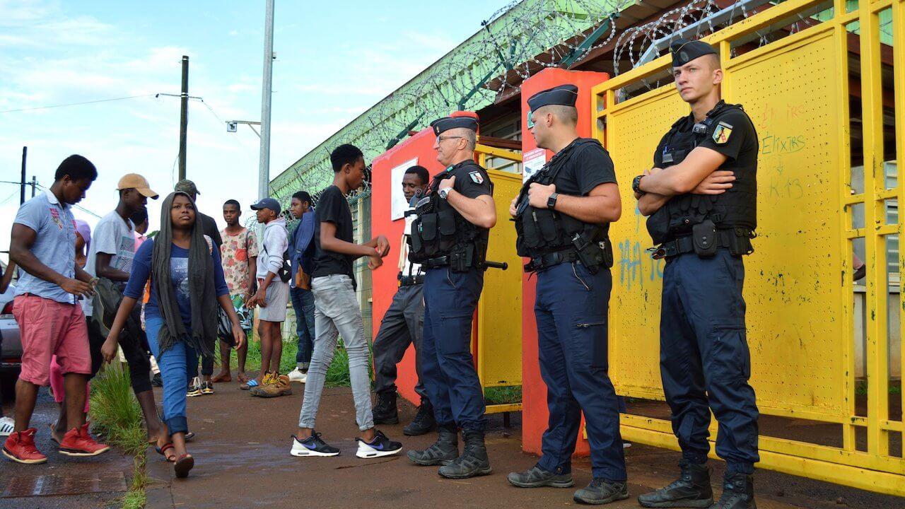 À Mayotte, certains agents de l’Éducation nationale autorisés à porter des matraques