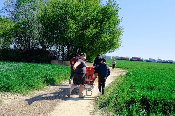 En route vers le plus beau « platz » du coin, c’est ainsi que les Roms baptisent leurs bidonvilles. 