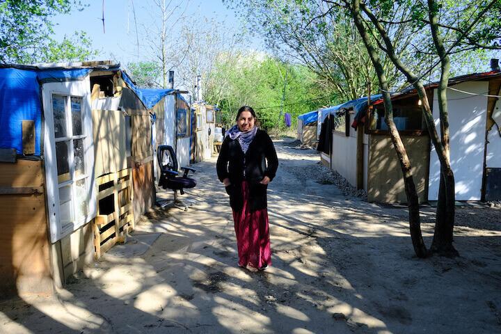 Dans le bidonville, huit cabanons grands comme des abris de jardins trônent le long d’une allée centrale. 