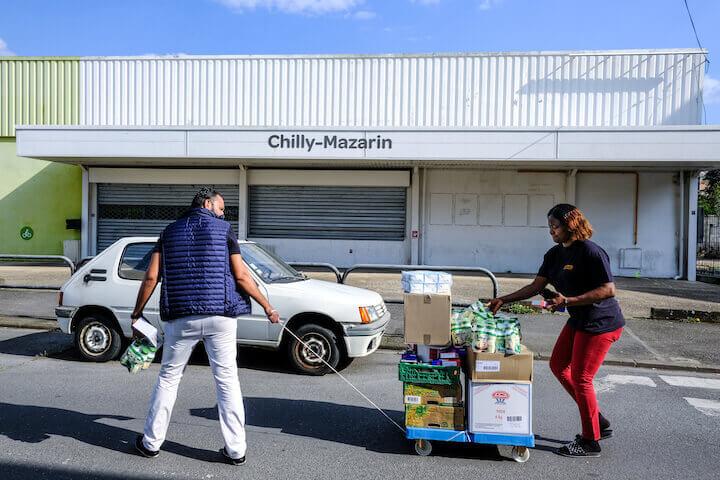 Mame Diarra a prévu d’amener un caddie de nourriture au foyer de travailleurs migrants voisin.
