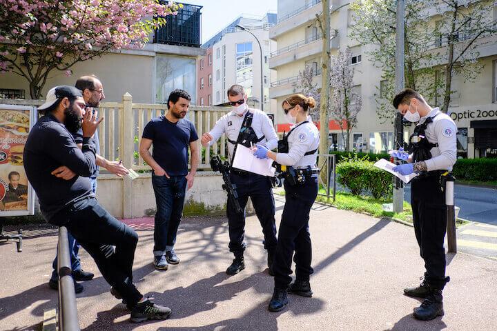 Abdel discute avec la police.