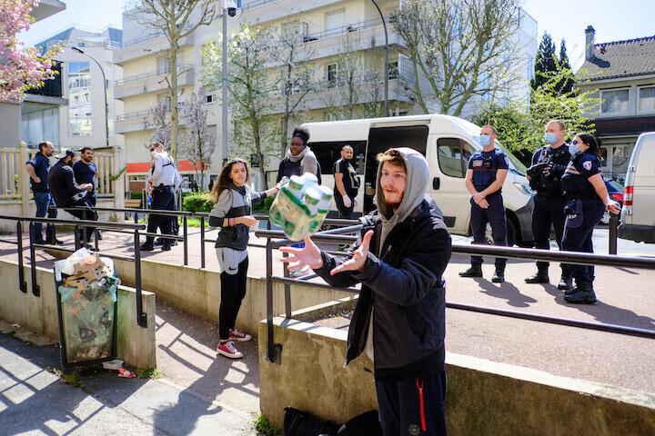 Contrôle et amendes pour les membres de l’association qui vident le camion. Photo prise le 8 avril 2020.