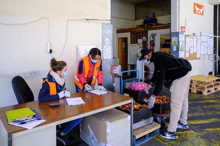 L’asso Intermèdes Robinson organise des ateliers aux pieds des tours et dans les bidonvilles de son bout d’Essonne (91). Mais pour le confinement, ils ont décidé de faire de la distribution alimentaire