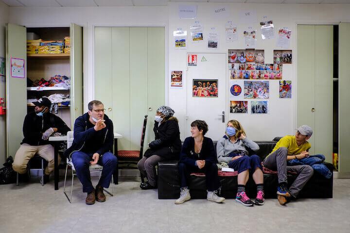 Après le déchargement, une réunion est organisée où on annonce les mauvaises nouvelles et on fait un point masques.