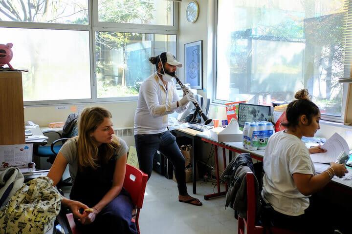 Dusko s’amuse avec sa clarinette. Il anime avec Abdel une troupe de musique tzigane qui réunit des enfants des hôtels sociaux, des quartiers et des bidonvilles : L’Aven Savore.