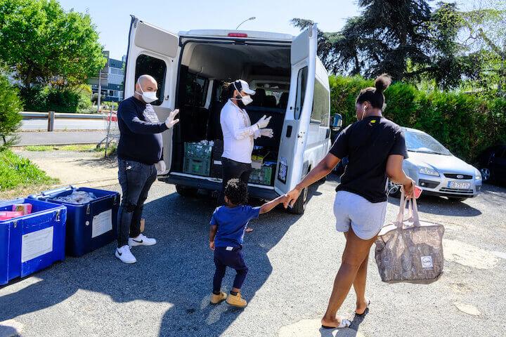 Les deux camionnettes chargées de nourritures font leur tournée. Première étape : l’hôtel social Astoria.