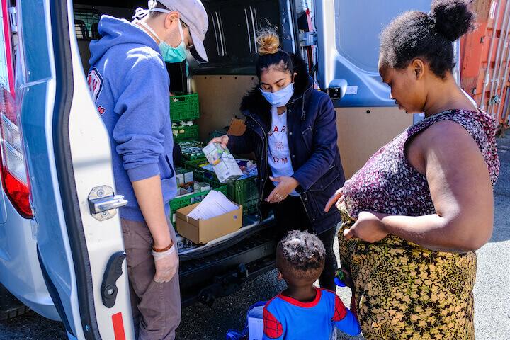 Dusko et Nikolae distribuent pommes, yaourts, conserves et plats cuisinés