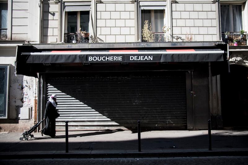 L'après midi, le calme revient dans les rues