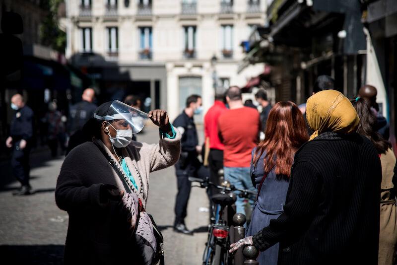 Dès le matin, une longue file se presse devant le H'Market.